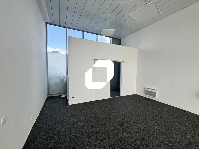 Retail in Bordeaux to rent - Building Photo - Image 2 of 4