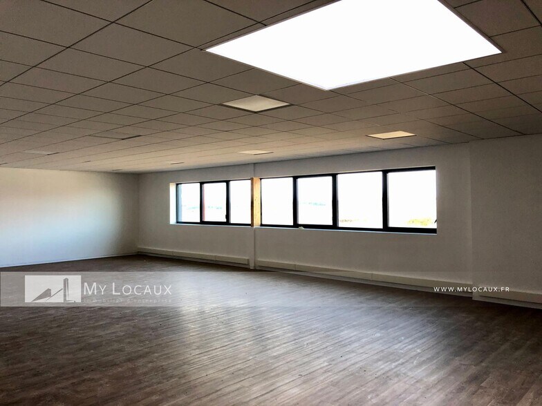 Industrial in Louvres to rent - Interior Photo - Image 2 of 5