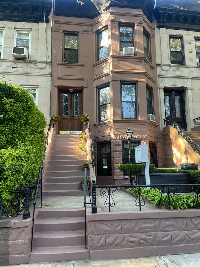 57 Chauncey St, Brooklyn 11233