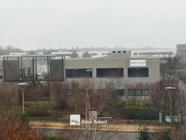 196 Allée Alexandre Borodine, Saint-Priest to rent - Building Photo - Image 2 of 6