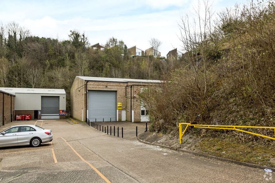 Unit B4 Ullswater Cres, Coulsdon to rent - Building Photo - Image 2 of 3