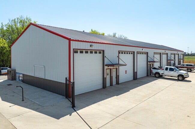 More details for 308 W State Highway 152, Mustang, OK - Light Industrial to Rent