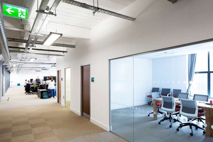 40 Linenhall St, Belfast to rent - Building Photo - Image 1 of 6