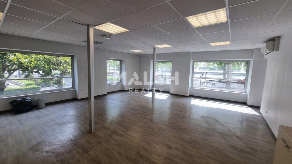 Retail in Lyon to rent - Interior Photo - Image 2 of 24
