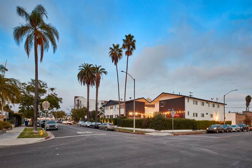 204 N Manhattan Pl, Los Angeles, CA for sale - Building Photo - Image 1 of 1