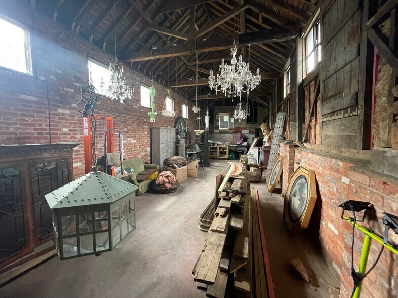 Rear of 38-40 High Street, Bagshot to rent - Interior Photo - Image 2 of 7