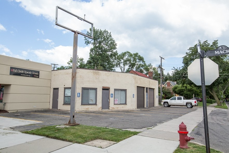 16624 Mack Ave, Grosse Pointe Park, MI for sale - Primary Photo - Image 1 of 1