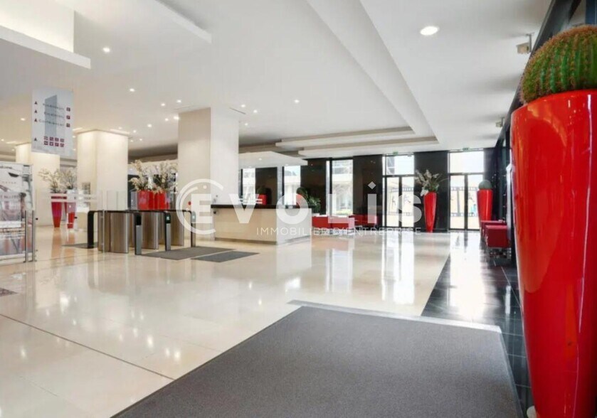 Office in Courbevoie to rent - Lobby - Image 2 of 11