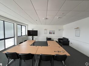 Enterprise Way, Dunfermline to rent Interior Photo- Image 1 of 4