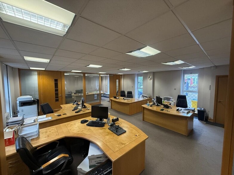 98-100 Wilderspool Causeway, Warrington for sale - Interior Photo - Image 3 of 7