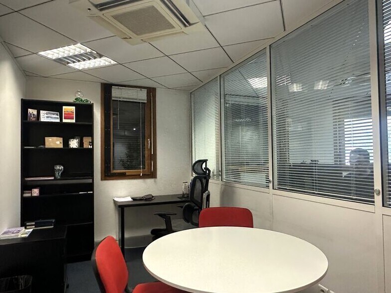 Office in Lyon to rent - Interior Photo - Image 1 of 5