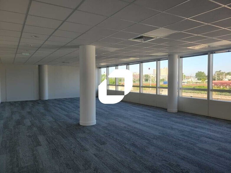 Office in Massy to rent - Interior Photo - Image 3 of 7