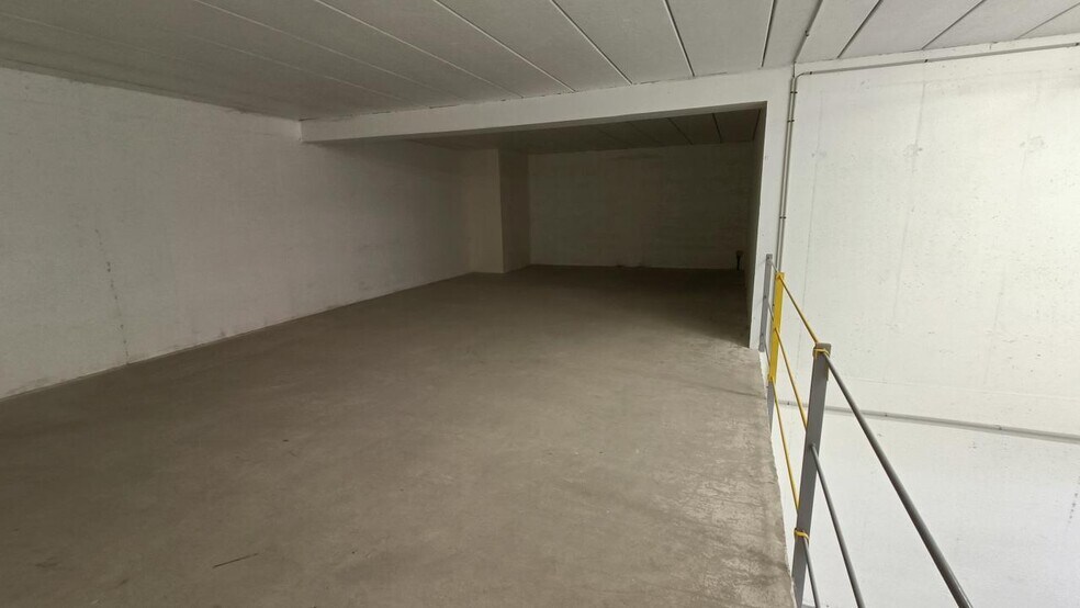 Light Industrial in Les Mureaux to rent - Interior Photo - Image 3 of 6