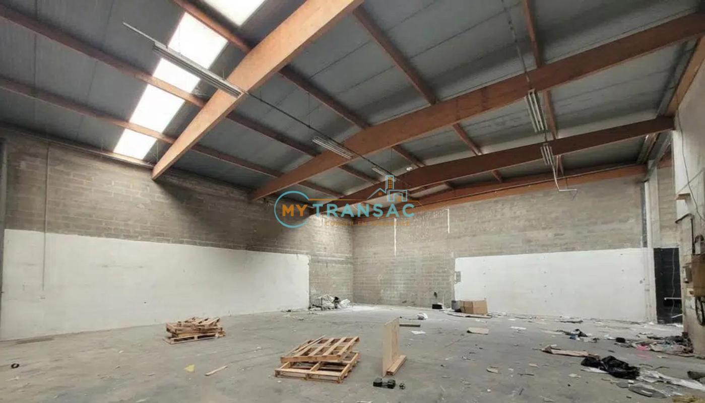 Light Industrial in Émerainville to rent Interior Photo- Image 1 of 11