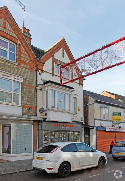 117 High St, Rushden to rent - Building Photo - Image 2 of 2