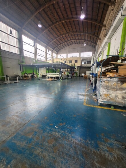 Industrial in L'Hospitalet de Llobregat, Barcelona to rent - Building Photo - Image 2 of 9