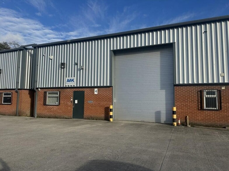 Gladstone St, Oldham to rent - Building Photo - Image 3 of 23