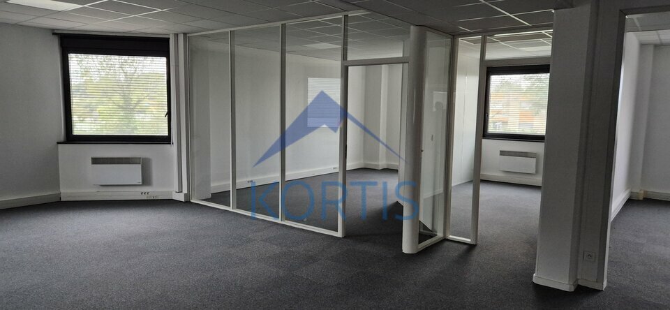 6 Rue De Bretagne, Saint-Quentin-Fallavier to rent - Interior Photo - Image 3 of 6