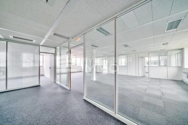Office in Saint-Thibault-des-Vignes to rent Interior Photo- Image 1 of 7