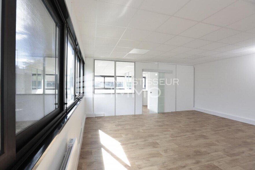 Office in Antony to rent - Interior Photo - Image 3 of 4
