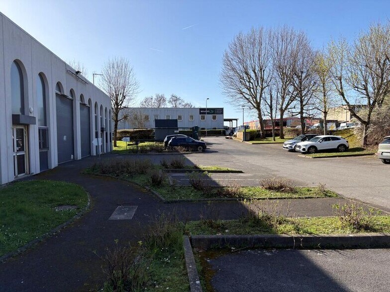 Light Industrial in Noisy-le-Grand to rent - Building Photo - Image 3 of 10