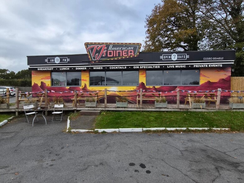 London Rd, Hurst Green to rent - Building Photo - Image 1 of 12