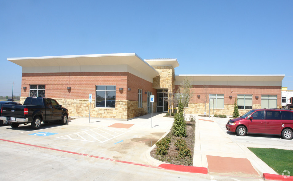 1830 E Broad St, Mansfield, TX for rent - Building Photo - Image 3 of 4