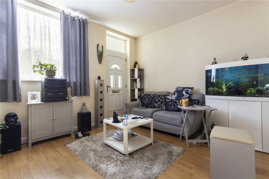 98 Oxford St, Grimsby for sale - Building Photo - Image 2 of 13