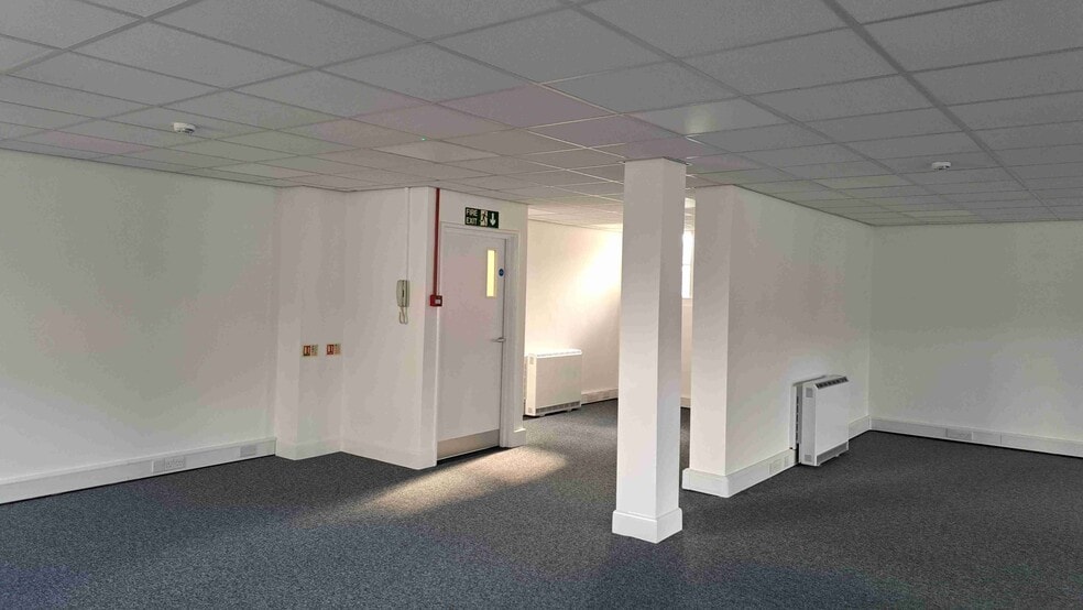 8-9 High St, Marlborough to rent - Building Photo - Image 2 of 3