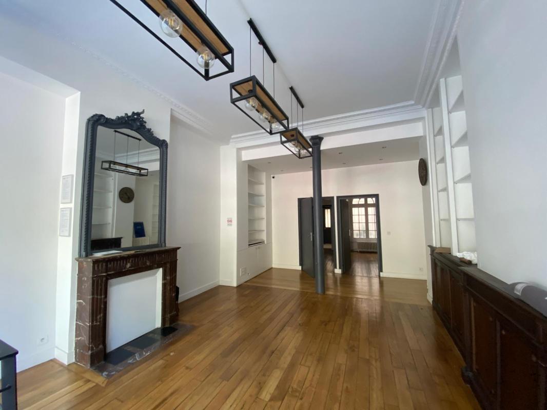 Retail in Paris to rent Interior Photo- Image 1 of 6