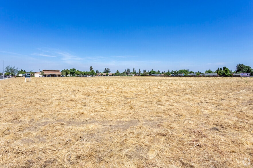 1859 Shaw Ave, Clovis, CA for sale - Building Photo - Image 2 of 10