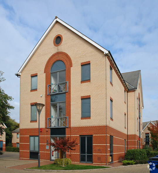 Cowley Mill Rd, Uxbridge to rent - Building Photo - Image 3 of 3