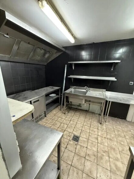 Retail in Bordeaux to rent - Building Photo - Image 2 of 4