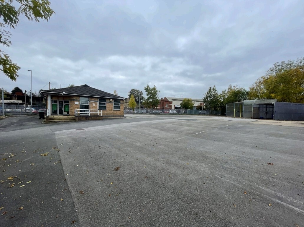 Mill Ln, Bradford to rent Building Photo- Image 1 of 3