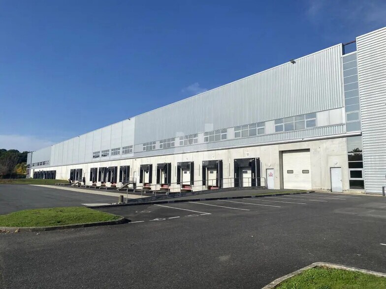 Industrial in Combs-la-Ville to rent - Building Photo - Image 2 of 6