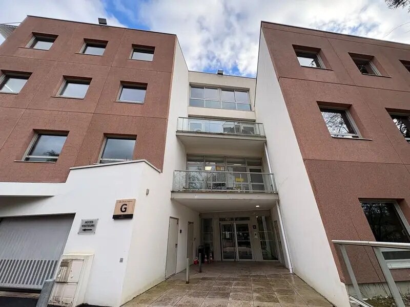 Office in Écully to rent Building Photo- Image 1 of 13