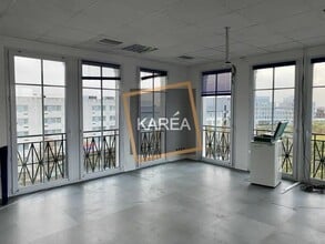 Office in Chessy to rent Interior Photo- Image 1 of 2
