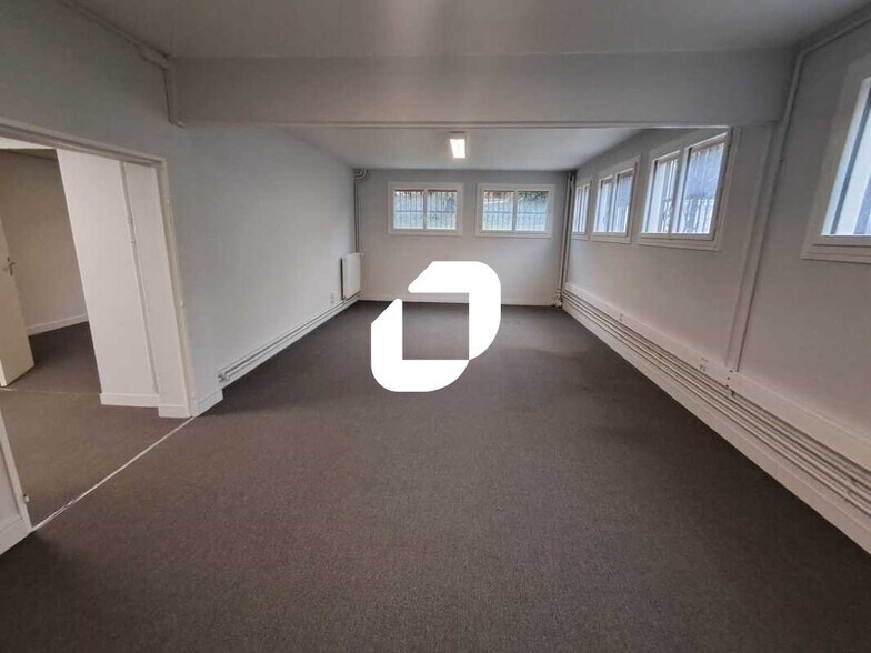 Office in Rueil-Malmaison to rent - Interior Photo - Image 1 of 24