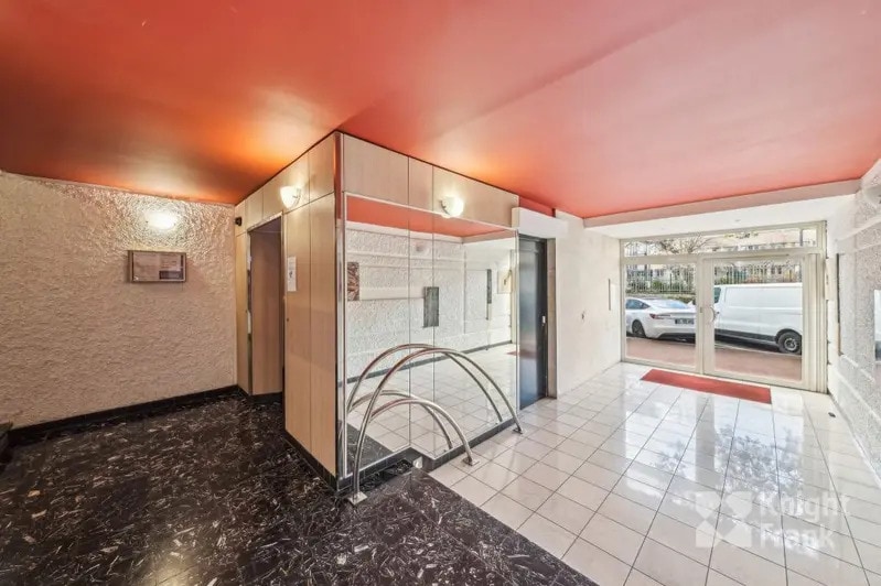 9 Rue Vaudétard, Issy-les-Moulineaux to rent - Lobby - Image 2 of 9