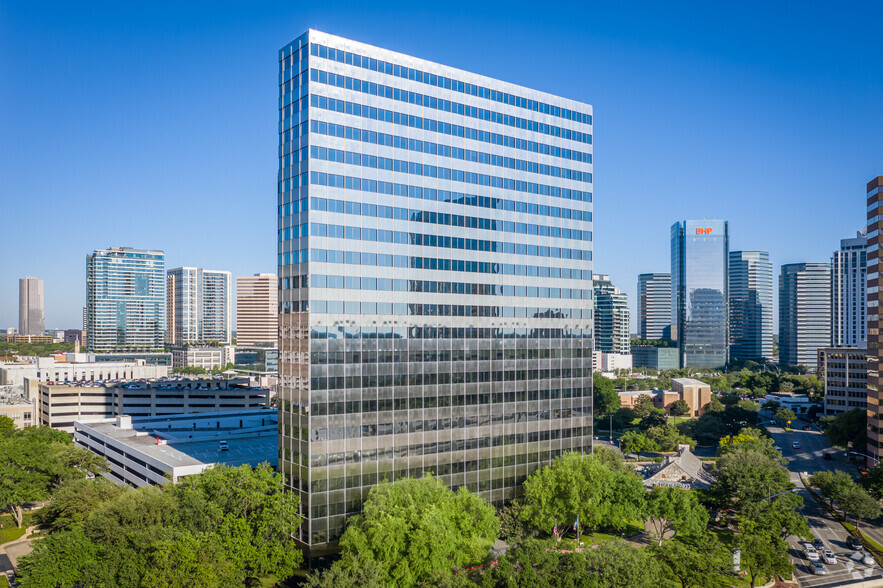 1900 West Loop S, Houston, TX for rent - Building Photo - Image 3 of 16