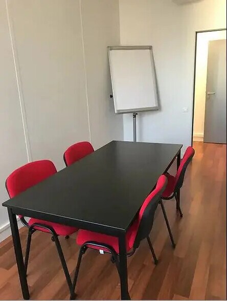 Office in Saint-Ouen-Sur-Seine to rent - Building Photo - Image 2 of 9