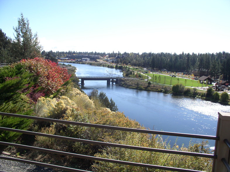 1001 SW Disk Dr, Bend, OR for rent - Building Photo - Image 2 of 23