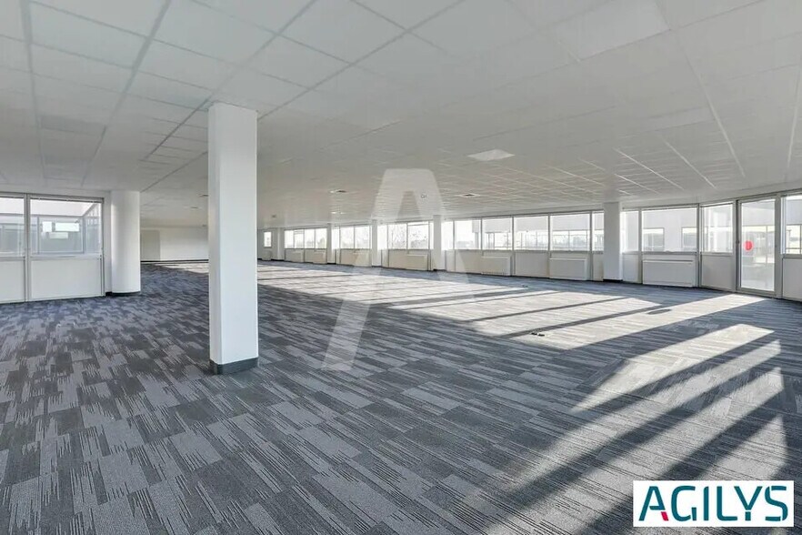 Light Industrial in Les Ulis to rent - Interior Photo - Image 3 of 5
