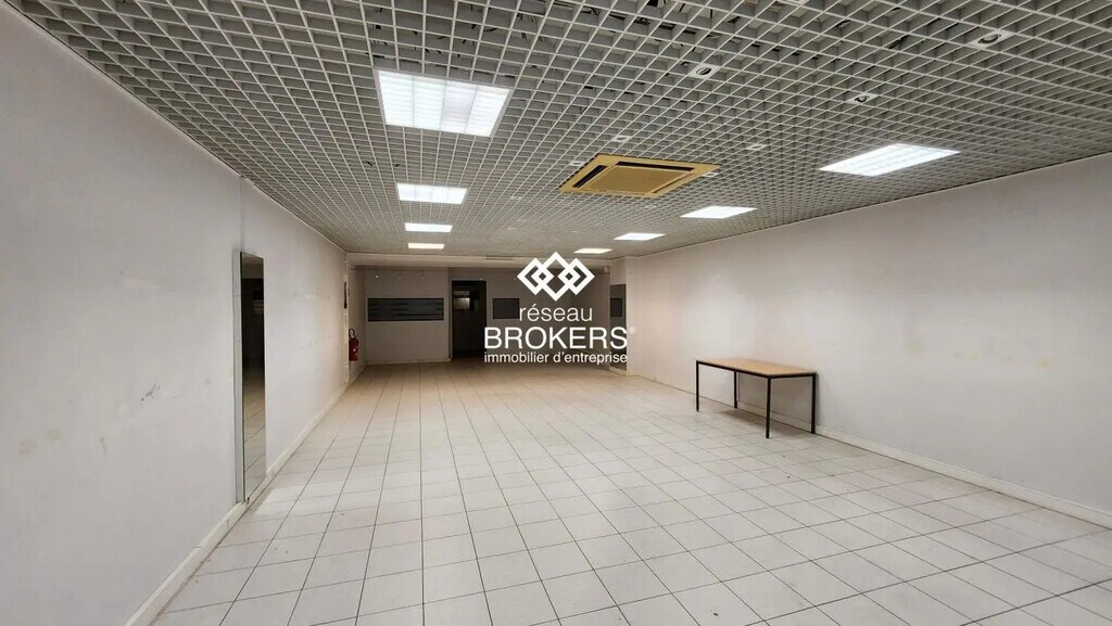 Location Commerce 130 m² à 138 m² - Photo 1