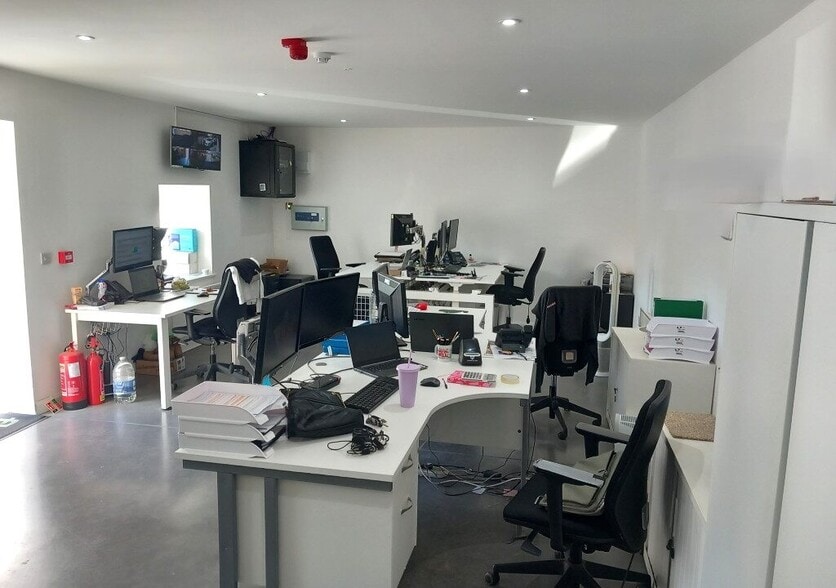 Busbridge Rd, Loose to rent - Interior Photo - Image 2 of 3