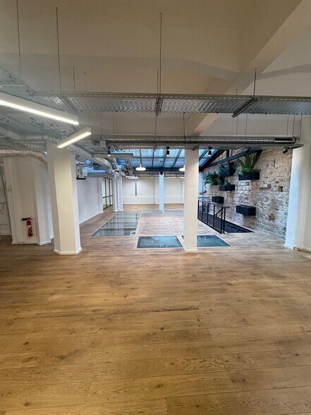 Retail in Paris to rent - Interior Photo - Image 2 of 7