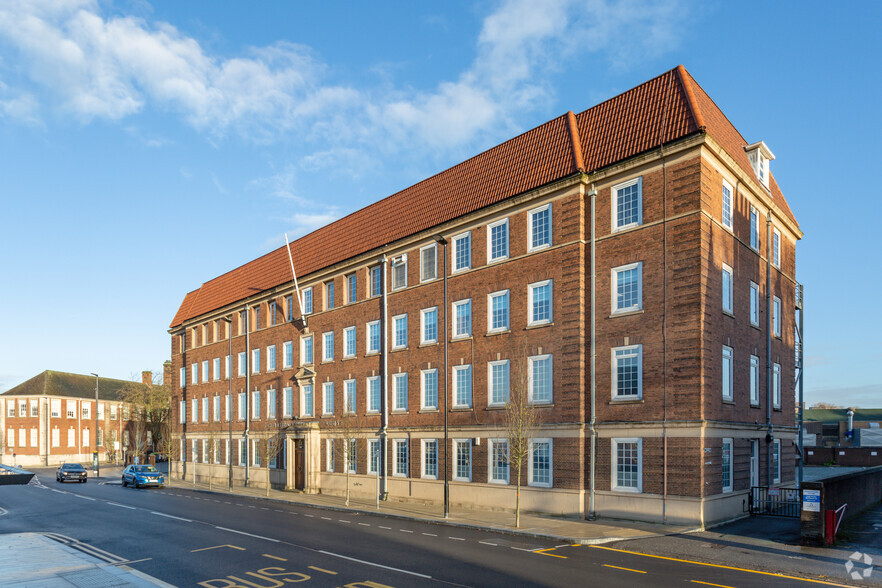 Station Rd, Stoke On Trent for rent - Primary Photo - Image 1 of 6