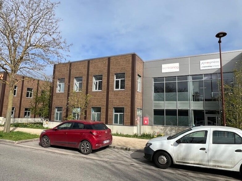 20 Rue Georges Méliès, Bois-d'Arcy to rent - Building Photo - Image 1 of 7