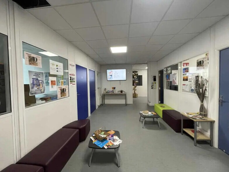 Office in Pantin to rent - Lobby - Image 3 of 15