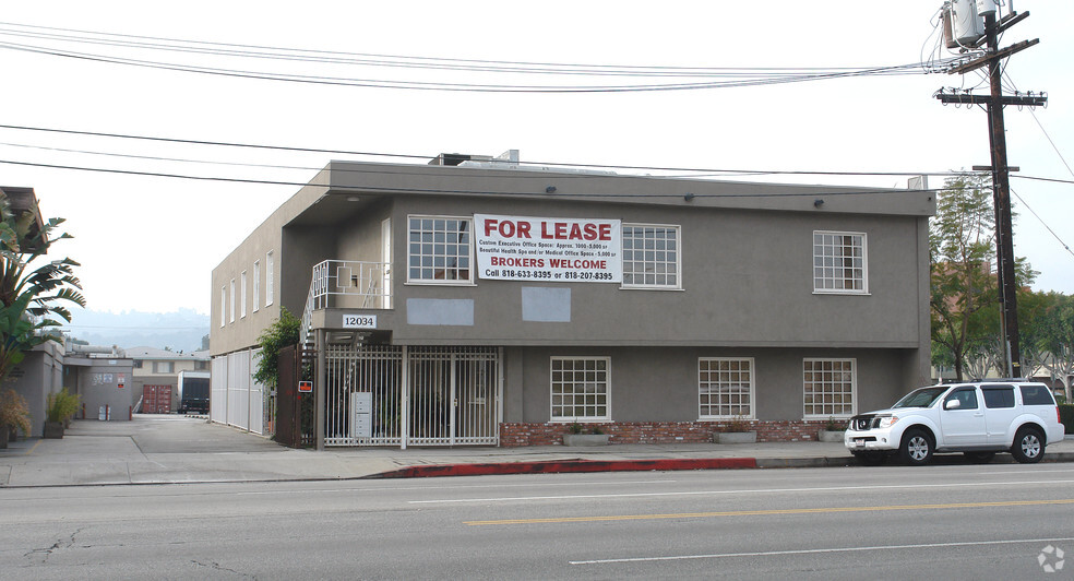 12034 Riverside Dr, Valley Village, CA for rent - Building Photo - Image 3 of 4